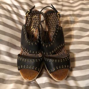 Jessica Simpson wedges size 9. So unique ❤️